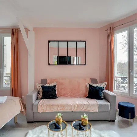 145 Marc, Large Studio, Center Appartement