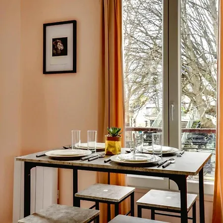 145 Marc, Large Studio, Center Appartement