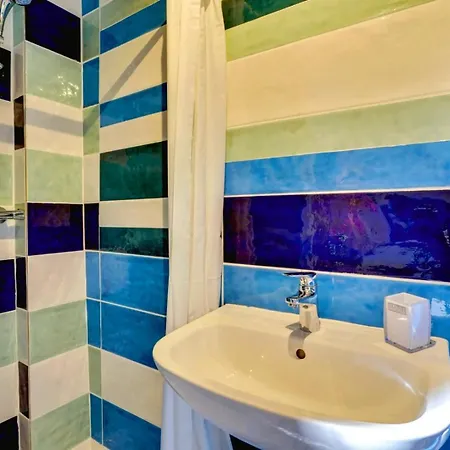 145 Marc, Large Studio, Center Appartement *